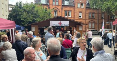 Weinstand des AK Jugend trotzt dem Wetter