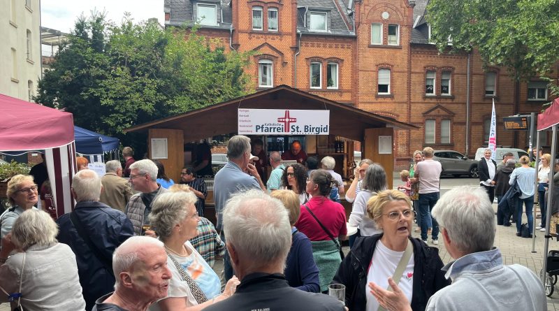 Weinstand des AK Jugend trotzt dem Wetter